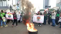 Sebagian Massa Demo Ojol di Patung Kuda Bubarkan Diri Usai Ada yang Bakar Ban