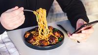 ilustrasi makan makanan/Photo by Priscilla Du Preez on Unsplash