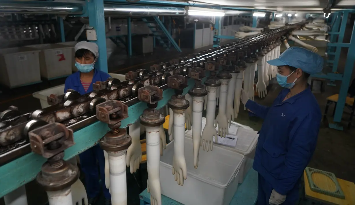 Pekerja memeriksa cetakan untuk membuat sarung tangan medis di pabrik sebuah perusahaan produk lateks di Nanjing, Provinsi Jiangsu, China, 6 Februari 2020. Perusahaan itu bekerja cepat sepanjang waktu demi meningkatkan pasokan dan membantu memerangi epidemi coronavirus baru. (Xinhua/Ji Chunpeng)
