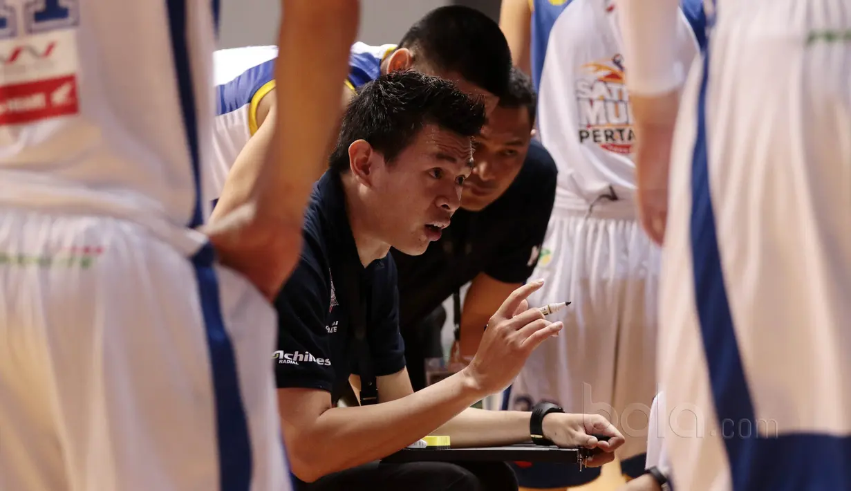 Pelatih Satria Muda, Youbel Sondakh memberikan arahan kepada anak asuhnya saat melawan Pelita Jaya pada gim kedua final IBL 2017 di di Britama Arena, Kelapa Gading, Sabtu (6/52017). Satria Muda menang 83-63. (Bola.com/Nicklas Hanoatubun)