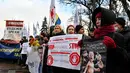 Demonstran anti-vaksin berunjuk rasa di Kiev (24/11/2021). Ratusan pengunjuk rasa memblokir jalan-jalan di pusat kota Kiev pada 24 November untuk berdemonstrasi menentang langkah-langkah anti-Covid Ukraina dan upaya vaksin, saat negara itu memerangi gelombang infeksi baru. (AFP/Genya Savilov)