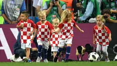 Anak-anak pemain Kroasia bermain bola di akhir laga semifinal Piala Dunia 2018 antara Kroasia dan Inggris di Stadion Luzhniki, Moskow, Rusia, Rabu (11/7). Kroasia lolos ke final usai menundukkan Inggris. (Kirill KUDRYAVTSEV/AFP)