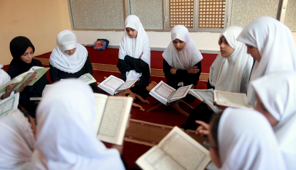 Sejumlah murid membaca kitab suci Alquran saat bulan suci Ramadan di sebuah sekolah di Benghazi, Libya, 5 Juli 2015. (REUTERS/Esam Al - Omran Fetori)