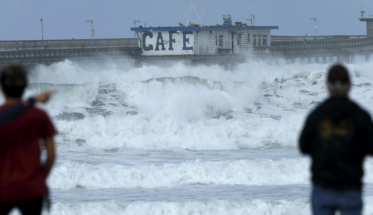 Ombak besar menerjang sebuah jembatan di Ocean Beach, California, (7/1). Tingginya ombak disebabkan oleh badai El Nino yang sangat kencang. (REUTERS/Mike Blake)
