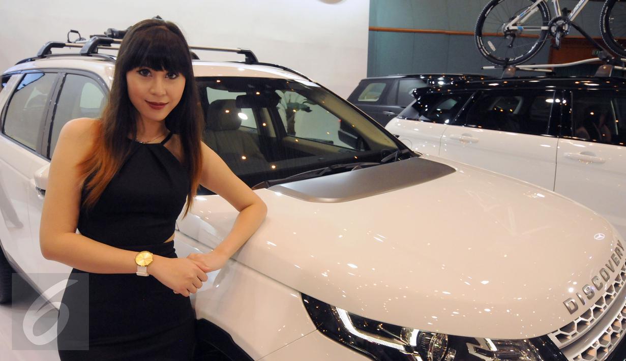Seorang model bergaya di sisi kendaraan Land Rover Discover Sporty yang dipamerkan di Jakarta Auto Show 2015, Rabu (28/10/2015). Land Rover Discover Sporty dibanderol dengan harga sekitar 1,479 miliar rupiah. (Liputan6.com/Helmi Fithriansyah)