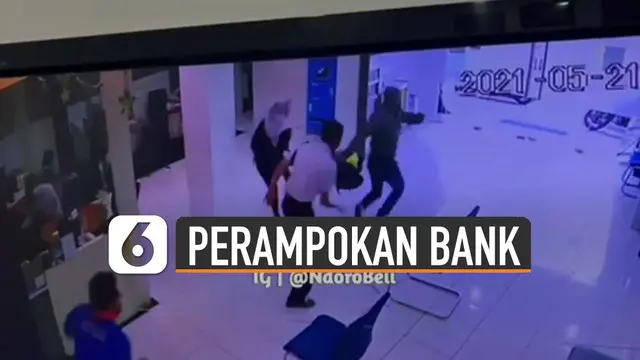 Terekam kamera cctv detik-detik perampokan terjadi di sebuah bank daerah Jalan Hasan Basri, Samarinda, Kalimantan Timur.