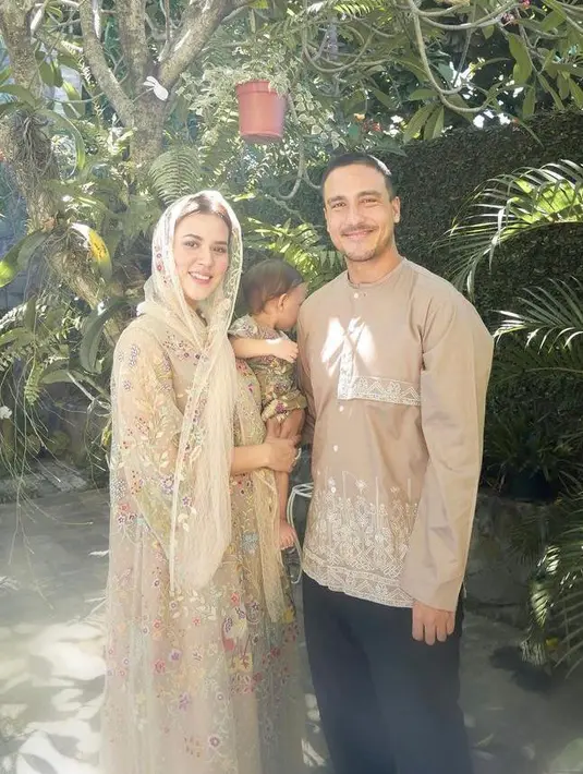 Bisa jadi inspirasi OOTD kondangan, Raisa terlihat mengenakan dress berhiaskan bunga bordiran berwarna coklat susu.Sementara Hamish memilih long sleeve top berwarna senada berhiaskan bordiran bermotif bunga. (Instagram/raisa6690).