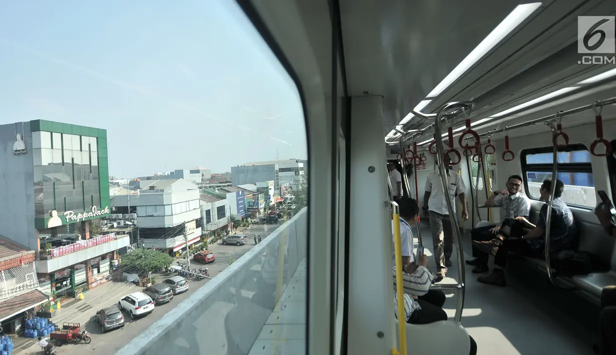 Pengunjung berada di dalam satu gerbong saat uji coba LRT rute Kelapa Gading-Velodrome, Jakarta, Senin (20/8). Untuk spesifikasi, tiap gerbong LRT mampu menampung hingga 270 penumpang. (Merdeka.com/Iqbal S. Nugroho)