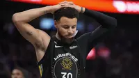 Stephen Curry tertunduk lesu saat Warriors melawan Suns di lanjutan NBA 2022/2023 (AP)