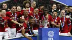 Para pemain Manchester United merayakan keberhasilan meraih gelar Piala Liga usai menaklukkan Southampton di Stadion Wembley, Inggris, Minggu (26/2/2017). MU menang 3-2 atas Southampton. (AFP/Ian Kington)