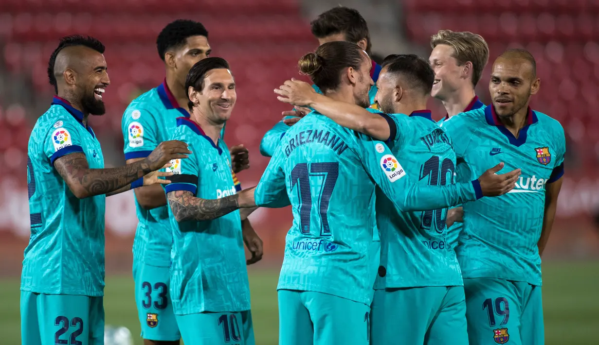 4. Barcelona (86 gol dari 38 pertandingan) - Meski tidak berhasil meraih titel juara La Liga 2019/2020 Namun Barcelona sangat andal dalam mencetak gol. Barcelona membukukan 86 gol pada kompetisi La Liga dan Lionel Messi meraih gelar top skor lewat torehan 25 gol. (AFP/Jaime Reina)