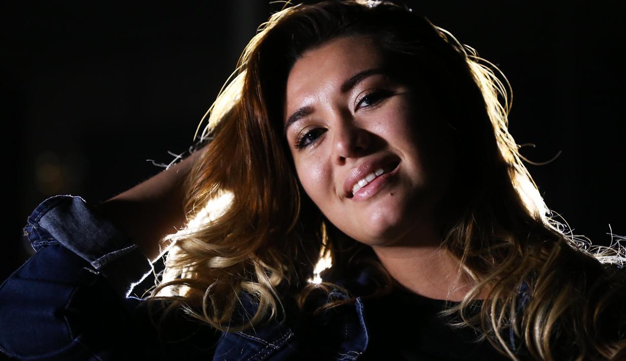 Amanda Gonzales saat wawancara peluncuran album barunya di Kantor Bola.com, Gondangdia, Jakarta,Senin (23/11/2015). (Bola.com/Nicklas Hanoatubun).