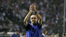 Pelatih Chelsea, Maurizio Sarri, memberikan aplaus usai laga melawan PAOK pada laga Liga Europa di Stadion Toumbas, Thessaloniki, Kamis (20/9/2018). PAOK takluk 0-1 dari Chelsea. (AP/Thanassis Stavrakis)