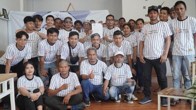 Komunitas Rambut Putih Makassar mendeklarasikan kebulatan tekad Ganjar Prabowo dalam Pemilihan Presiden 2024. (Liputan6.com/ ist)