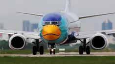 Pesawat Nok Air, bergambar seperti bebek, bersiap lepas landas di Bandara Don Muang, Bangkok, 29 Juni 2016. Nok Air adalah maskapai penerbangan bertarif murah yang berpusat di Bangkok, Thailand. (REUTERS/Chaiwat Subprasom)