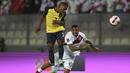 Di awal babak kedua tepatnya di menit ke-50 Peru memperoleh peluang lewat Sergio Pena. Sayang, sepakannya masih membentur pemain Ekuador dan hanya menghasilkan sepak pojok. (AFP/Ernesto Benavides)