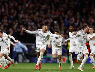 Penyerang Real Madrid, Kylian Mbappe (tengah) melakukan selebrasi dengan rekan setimnya setelah menang pada laga leg kedua 16 besar Liga Champions 2024/2025 melawan Atletico de Madrid di stadion Metropolitano, Madrid, 12 Maret 2025 waktu setempat atau Kamis (13/3/2025) dini hari WIB. (OSCAR DEL POZO/AFP)