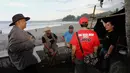 Setelah kurang lebih 2 jam perjalanan, tim SOCA Solidarity menepi di Pantai Karanghawuh untuk sekedar beristirahat, Jumat (15/5/14), (Liputan6.com/Faizal Fanani)