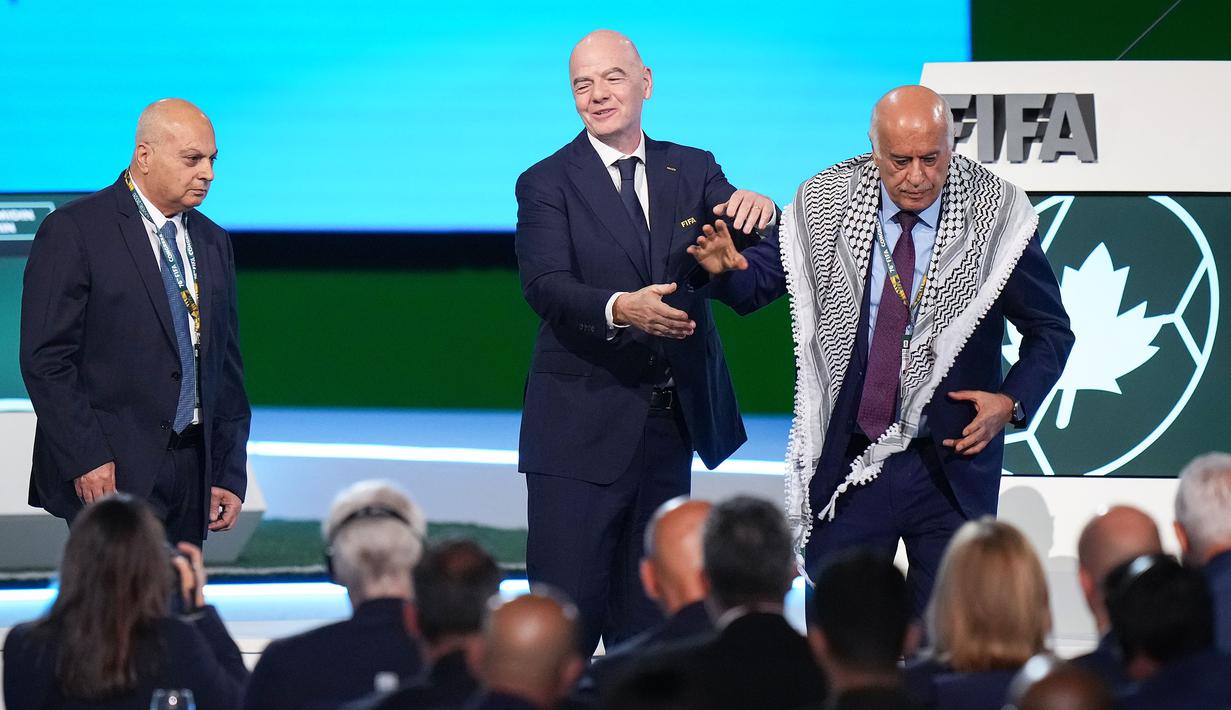 Presiden FIFA, Gianni Infantino, menjadi sorotan setelah tindakannya yang berusaha menciptakan momen damai antara perwakilan asosiasi sepak bola Palestina dan Israel di panggung saat penutupan Kongres FIFA terbaru di Vancouver, Kanada, Kamis (30/4/2026) waktu setempat. (AP Photo/The Canadian Press/Darryl Dyck)