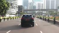 Ratusan anggota Polri memberi hormat ke Panglima TNI yang tengah menuju Istana Merdeka, Selasa 5 Oktober 2021. (Instagram @puspentni)
