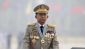 Panglima Tertinggi Myanmar Jenderal Min Aung Hlaing memimpin parade tentara pada Hari Angkatan Bersenjata di Naypyitaw, Myanmar, Sabtu (27/3/2021). Myanmar saat ini sedang dalam kekacauan sejak  para jenderal militer menggulingkan dan menahan pemimpin sipil Aung San Suu Kyi pada Februari. (AP Photo)