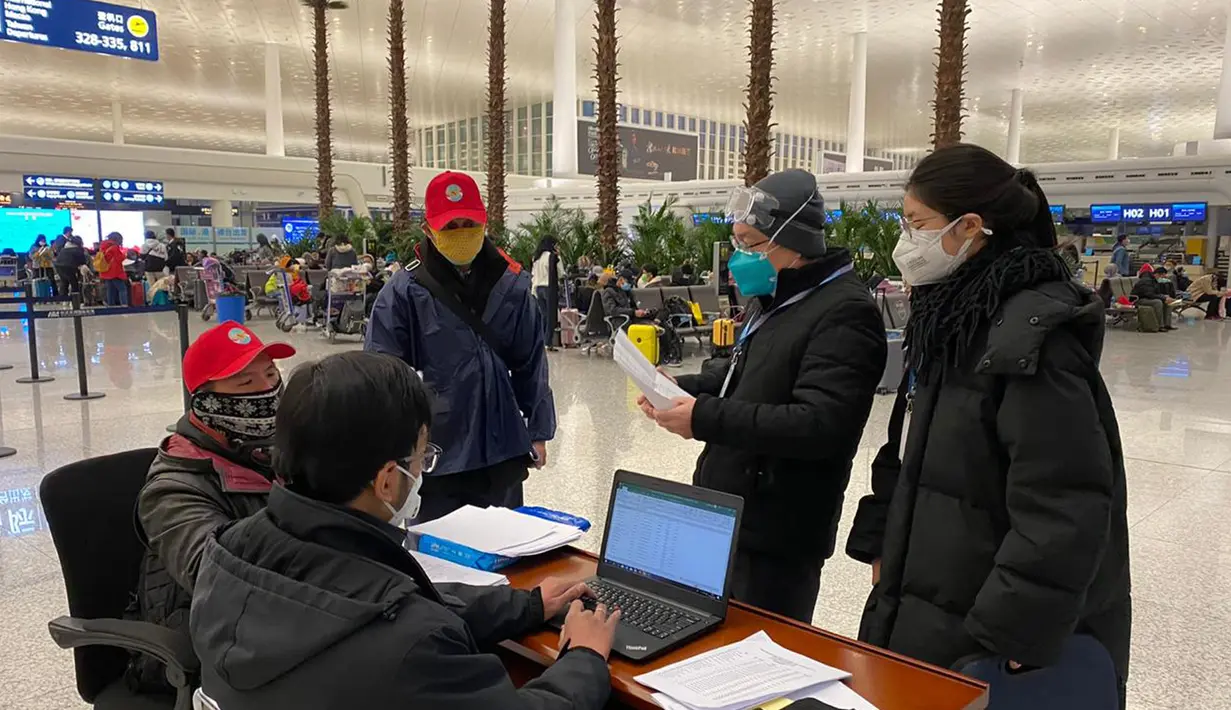 Tim gabungan dari KBRI Beijing melakukan pendataan nama-nama WNI yang hendak dievakuasi di Bandara Internasional Tianhe, Wuhan, Hubei, China (1/2/2020). Sebanyak 245 WNI di Wuhan, China, direncanakan tiba di Bandara Hang Nadim, Batam, pagi ini, Minggu (2/2/2020). (foto:Duta Besar RI di Beijing)