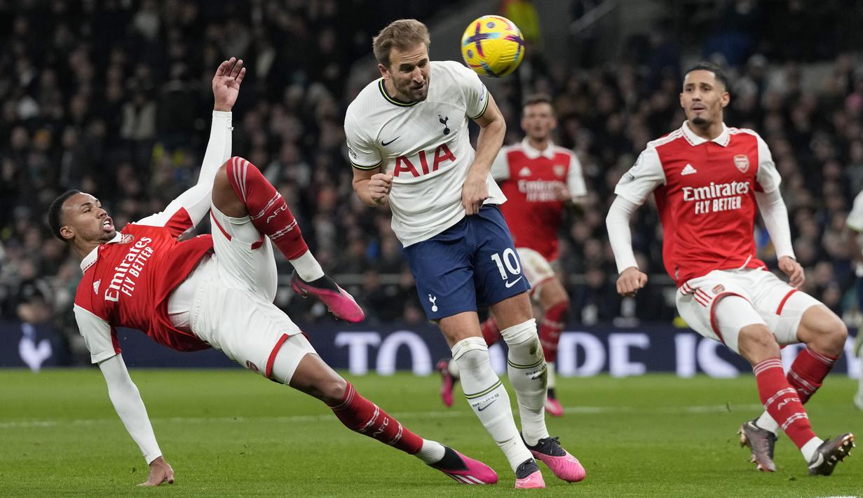 <p>Penyerang Tottenham Hotspur, Harry Kane (tengah) menyundul bola saat bertanding melawan Arsenal pada pertandingan lanjutan Liga Inggris di Stadion Tottenham Hotspur di London, Inggris, Minggu (15/1/2023). Kekalahan dari Arsenal membuat Tottenham berada di peringkat lima dengan raihan 33 angka dari 19 pertandingan. (AP Photo/Frank Augstein)</p>