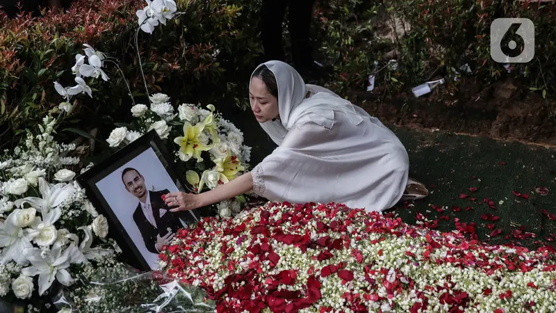 Duka Bunga Citra Lestari di Pusara Ashraf Sinclair