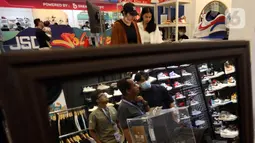 Pengunjung memilih sepatu yang ada pada pameran sneaker dan streetwear berskala internasional Jakarta Sneaker Day (JSD) di ICE BSD City, Tangerang, Banten, Sabtu (25/2/2023). Sebanyak 124 tenant turut berpartisipasi, mulai dari jenama lokal hingga internasional. (Liputan6.com/Johan Tallo)
