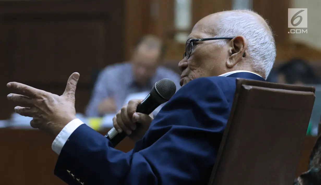 Dorodjatun Kuntjoro-Jakti (tengah) saat jeda persidangan di Pengadilan Tipikor, Jakarta, Senin (16/7). Dorodjatun bersaksi pada sidang kasus korupsi penerbitan SKL BLBI dengan terdakwa Syafruddin Arsyad Temenggung. (Liputan6.com/Helmi Fithriansyah)