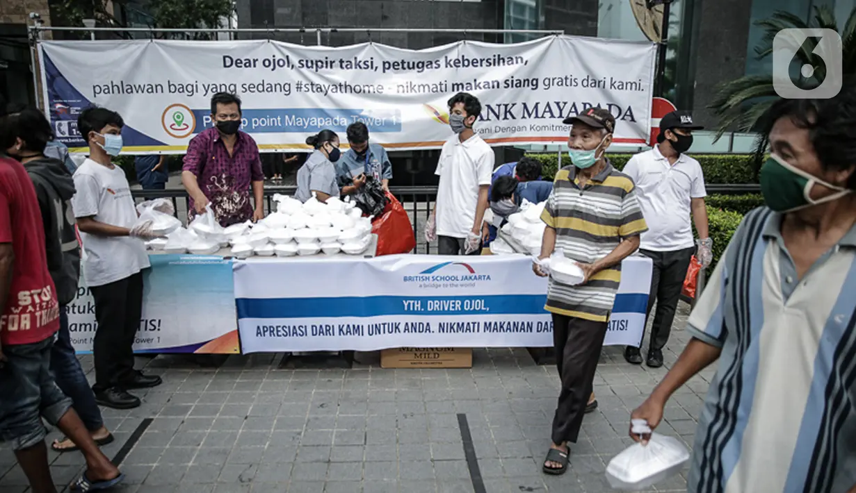 Warga mendapat makanan gratis di Sudirman, Jakarta, Jumat (8/5/2020). Bagi-bagi makanan ini sebagai bentuk kepedulian untuk pengemudi ojol dan warga sekitar yang terdampak kebijakan penanganan virus corona, seperti work frome home dan physical distancing. (Liputan6.com/Faizal Fanani)