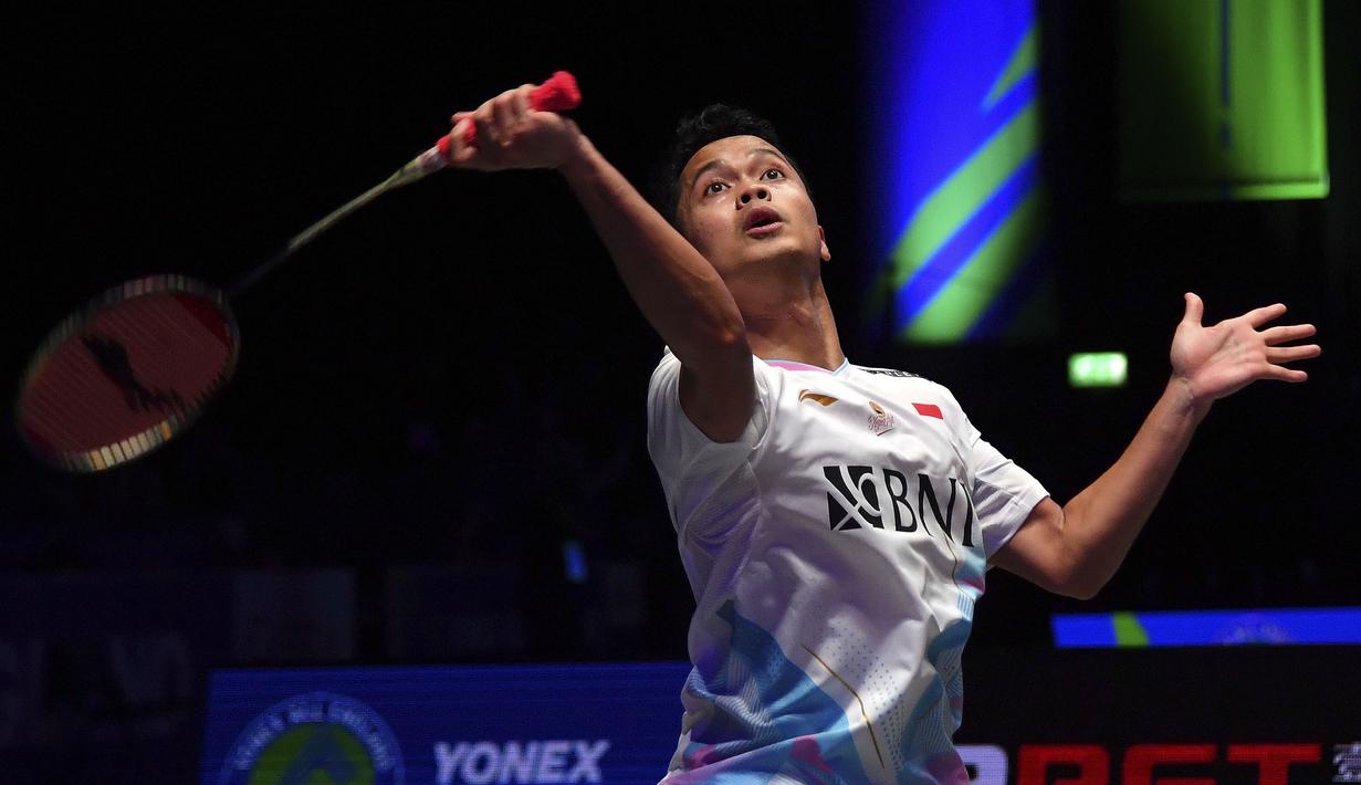 Pebulu tangkis tunggal putra Indonesia, Anthony Sinisuka Ginting berusaha mengembalikan bola saat menghadapi sesama wakil Indonesia, Jonatan Christie pada laga final tunggal putra kejuaraan bulu tangkis All England 2024 di Utilita Arena, Birmingham, Inggris (17/3/2024) malam WIB. Anthony Ginting kalah dua gim langsung (15-21, 14-21). (AP Photo/Rui Vieira)