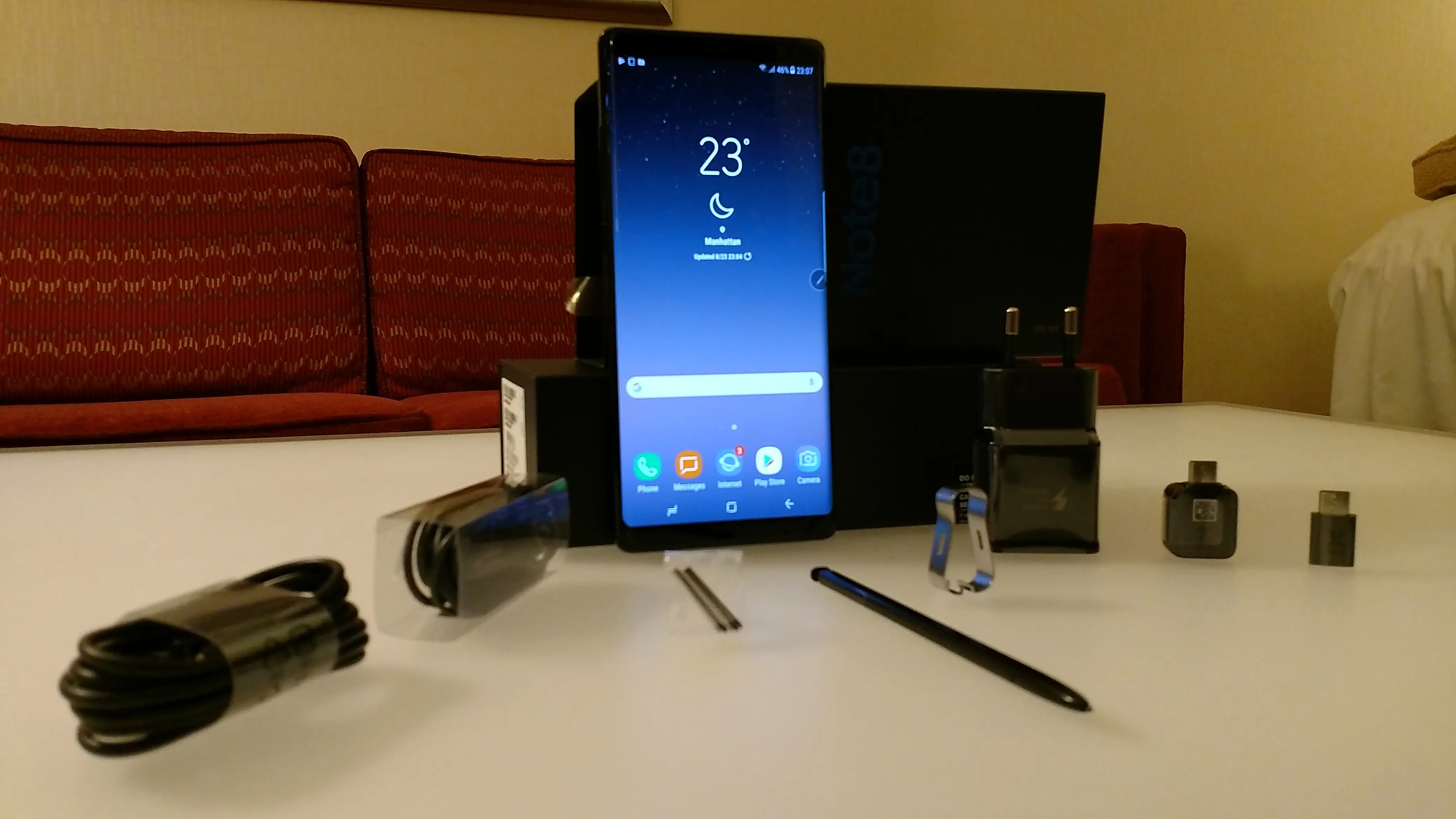 Samsung Galaxy Note 8 dengan boks penjualan beserta isinya. (Liputan6.com/Yuslianson)