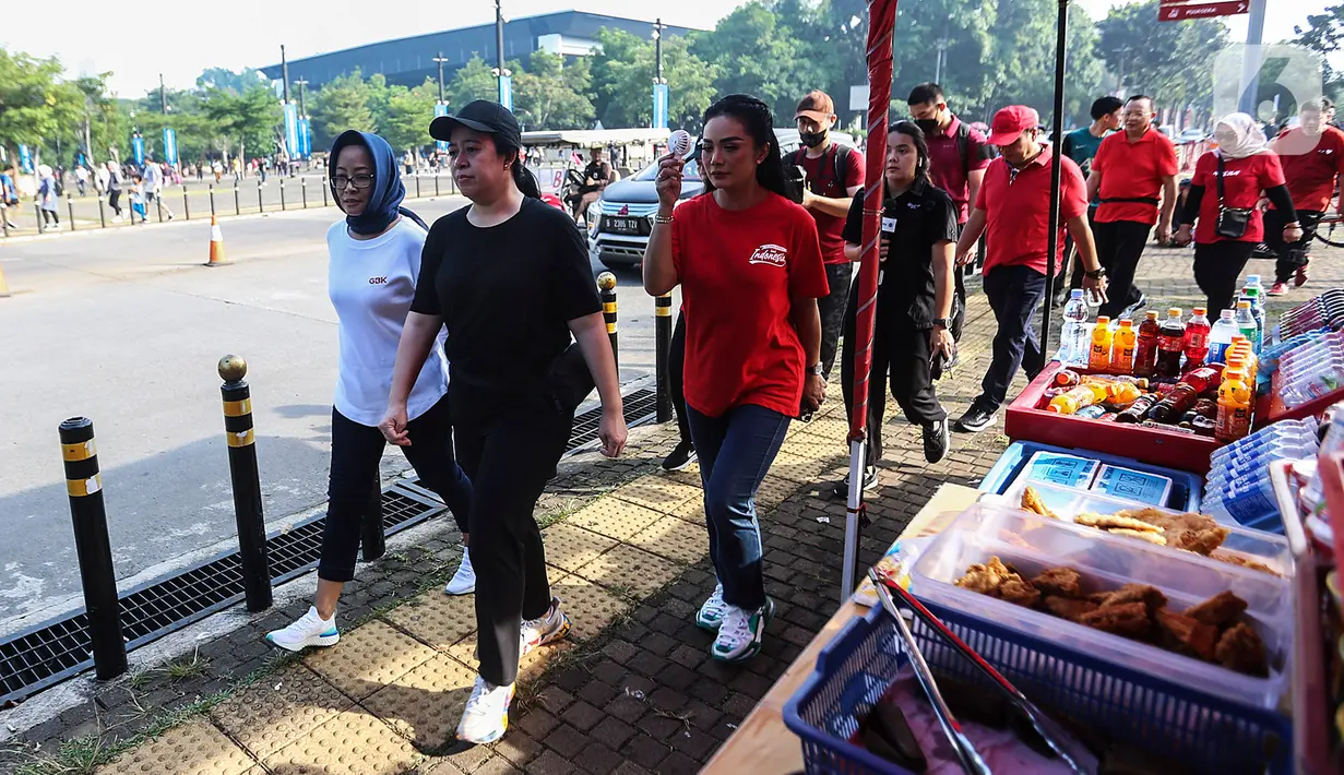 Ketua DPR RI Puan Maharani bersama sejumlah Anggota Fraksi PDI Perjuangan berolahraga di Kawasan Gelora Bung Karno (GBK), Jakarta, Minggu (18/6/2023). (Liputan6.com/Johan Tallo)