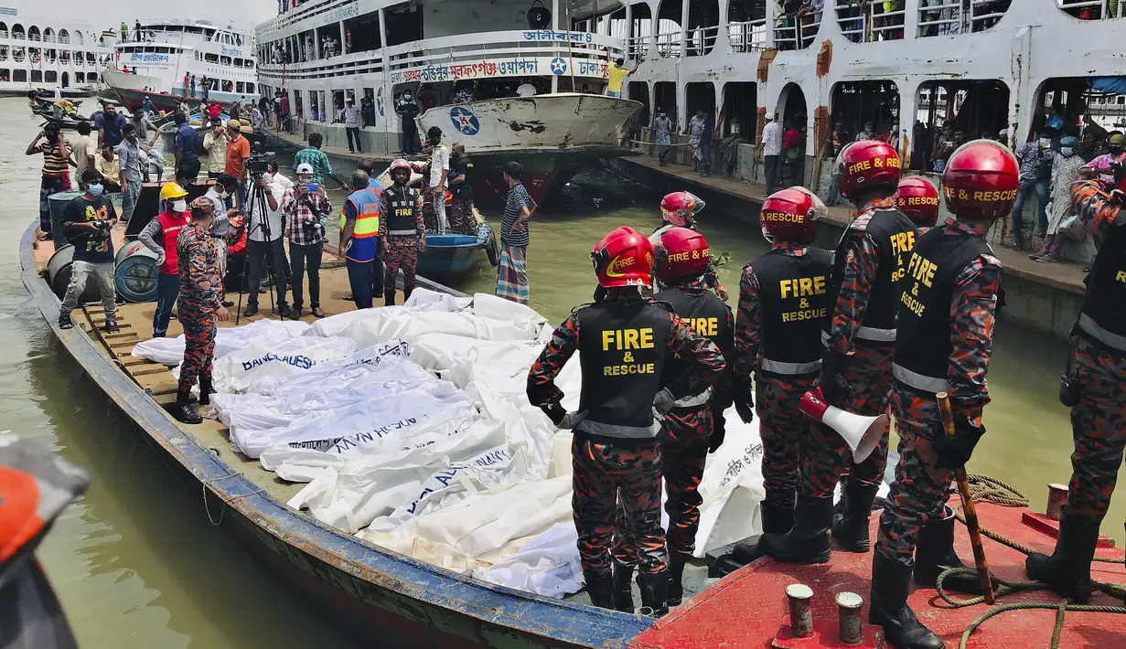 Petugas pemadam kebakaran mengumpulkan jenazah korban kecelakaan kapal feri di Sungai Buriganga, Dhaka, Bangladesh, Senin (29/6/2020). Sebanyak 32 orang tewas dan banyak lainnya masih dinyatakan hilang dalam insiden kapal feri tenggelam di Bangladesh. (AP Photo/Al-emrun Garjon)