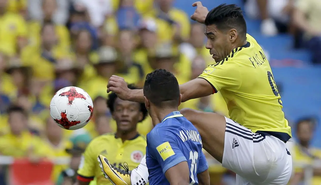 Aksi Radamel Falcao (kanan) mengontrol bola saat berhadapan dengan pemain Brasil, Marquinhos pada kualifikasi Piala Dunia 2018 di Roberto Melendez stadium, Barranquilla, Kolombia, (5/9/2017). Kolombia bermain imbang 1-1 lawan Brasil. (AP/Fernando Vergara)