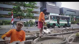 Pembuatan saluran tersebut untuk mengatisipasi genangan air yang seringkali mengakibatkan banjir, Jakarta, Senin (11/8/2014) (Liputan6.com/Faizal Fanani)