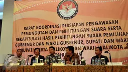 Ketua Bawaslu, Muhammad (tengah) menghadiri pembukaan rapat koordinasi persiapan pilkada serentak di Hotel Royal, Jakarta, Sabtu (14/11/2015). Tujuan rakor untuk menyamakan pola pikir dan pola tindak seluruh pengawas pemilu. (Liputan6.com/Johan Tallo)
