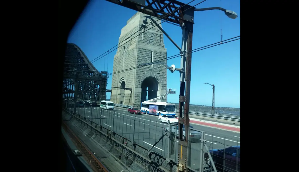 Suasana sekitar kawasan Harbour Bridge pun terlihat sepi saat berlangsungnya penyanderaan di The Lindt Chocolate Cafe, Sydney, Senin (15/12/2014). (Istimewa)