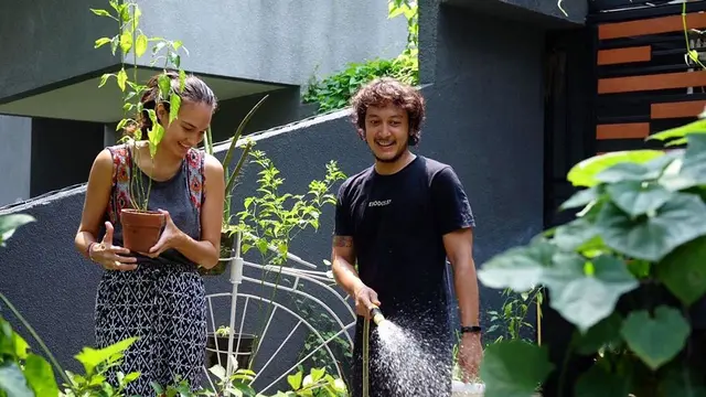 7 Potret Seleb Hobi Berkebun, Bisa Panen Sayur Sendiri di Rumah