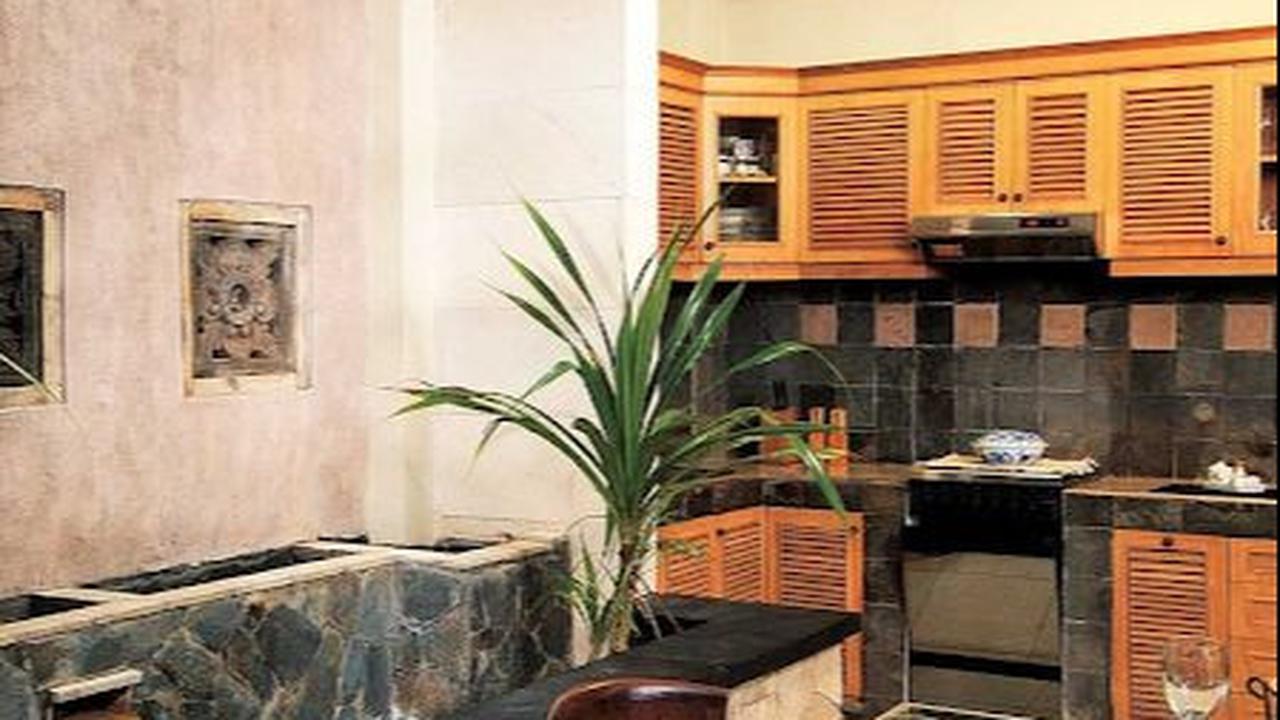 Kolam Ikan Minimalis di Dapur dengan Aksen Batu Alam