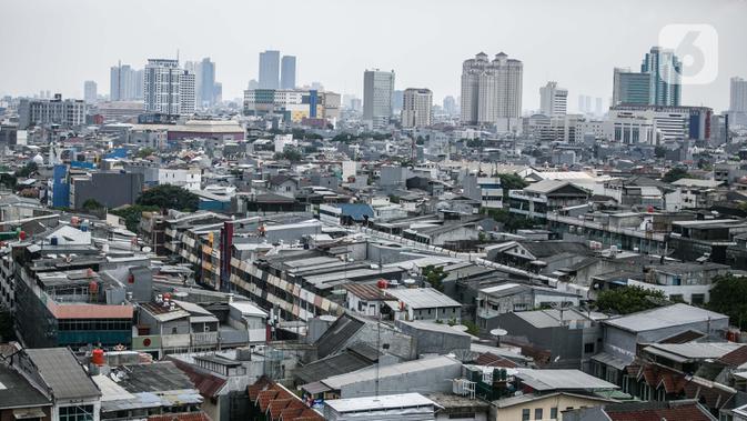 Pemandangan deretan gedung dan permukiman di Jakarta, Rabu (1/10/2020). Meski pertumbuhan ekonomi masih di level negatif, Wakil Menteri Keuangan Suahasil Nazara menyebut setidaknya ada perbaikan di kuartal III 2020. (Liputan6.com/Faizal Fanani)