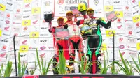 Rheza Danica Ahrens (Kiri) dan Awhin Sanjaya (Tengah) berhasil mendominasi podium ARRC kelas AP250 di balapan kedua yang digelar di Sentul International Circuit hari Minggu (14/10) (Foto: AHM)