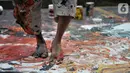 Sadikin Pard (53) membuat karya lukisan dengan kedua kakinya saat Indonesian Art Festival "Pesta Seni Rupa Indonesia" di Museum Nasional, Jakarta, Minggu (10/11/2019). Sadikin Pard membuktikan karyanya yang telah merambah ke kancah internasional. (merdeka.com/Iqbal S. Nugroho)