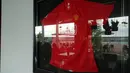Jersey Manchester United dengan tanda tangan seluruh pemain menghiasi CR7 Corner Restaurant and Bar. Cristiano Ronaldo membangun bisnis pariwisata itu di kota kelahirannya Funchal.  (Bola.com/Reza Khomaini)