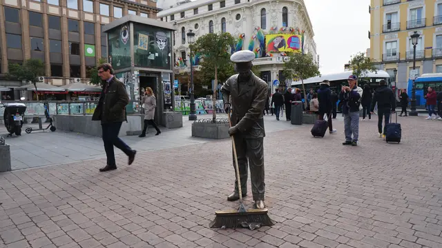 Patung penyapu jalan menjadi hiasan di salah satu sudut Puerta del Sol, kawasan wisata terkenal di kota Madrid