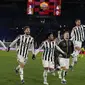 Para pemain Juventus merayakan setelah pertandingan sepak bola Serie A Italia antara Roma dan Juventus di stadion Olimpiade di Roma, Italia, Minggu, 9 Januari 2022. Juventus menang 4-3. (AP Photo/Alessandra Tarantino)