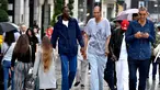 Abdramane Dembel dari Pantai Gading (2,35 meter), Brahim Takioullah dari Prancis (2,46 meter) dan Arshavir Grigoryan dari Armenia (2,33 meter) berjalan di tengah keramaian ketika orang tertinggi sedunia bertemu di Paris, 1 Juni 2018. (AFP/GERARD JULIEN)