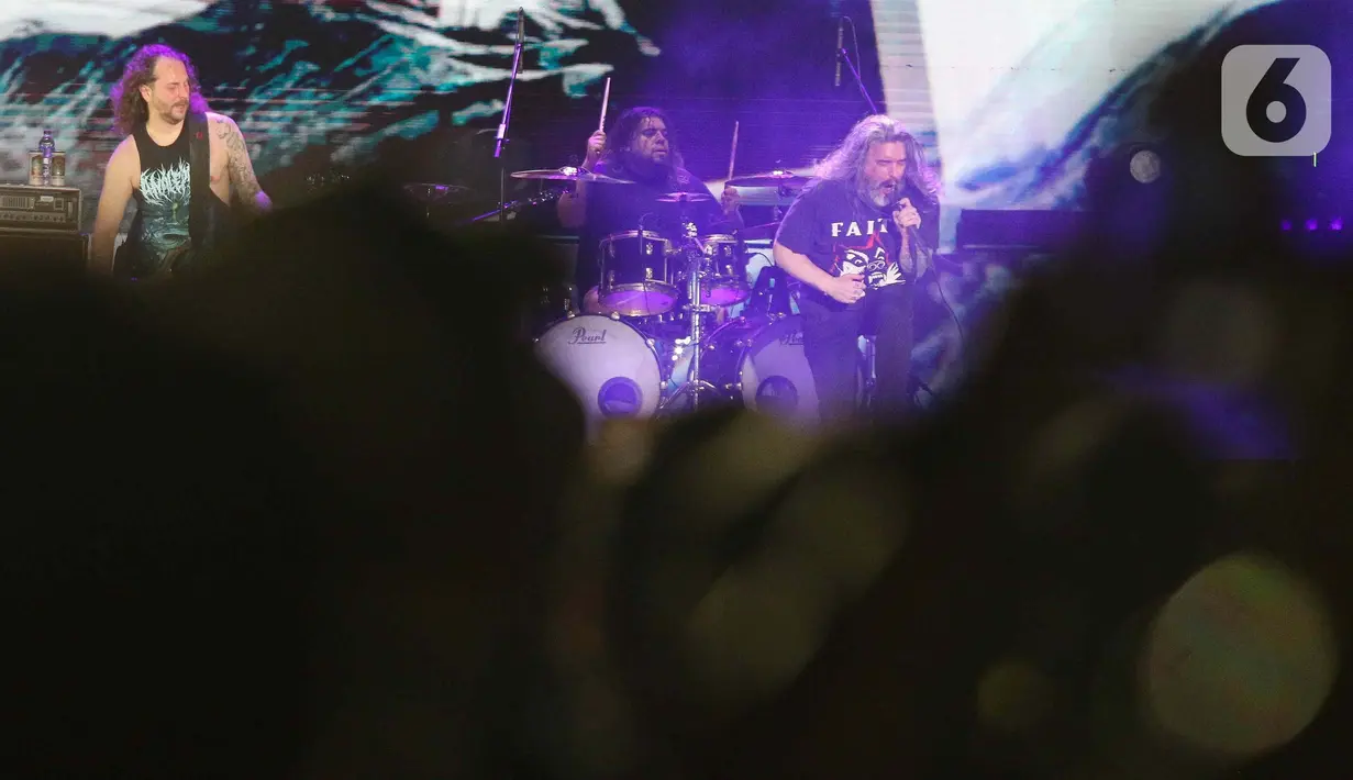 Penampilan grup band asal Amerika Suicide Silence saat tampil pada Festival musik hammersonic 2024 di Pantai Carnaval Ancol, Jakarta, Minggu (5/5/2024). (Liputan6.com/Herman Zakharia)