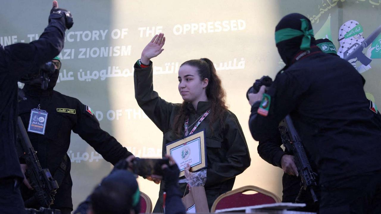 FOTO: Momen Tentara Wanita Israel yang Disandera Hamas Akhirnya Dibebaskan, Gelang Bernuansa Palestina Jadi Sorotan